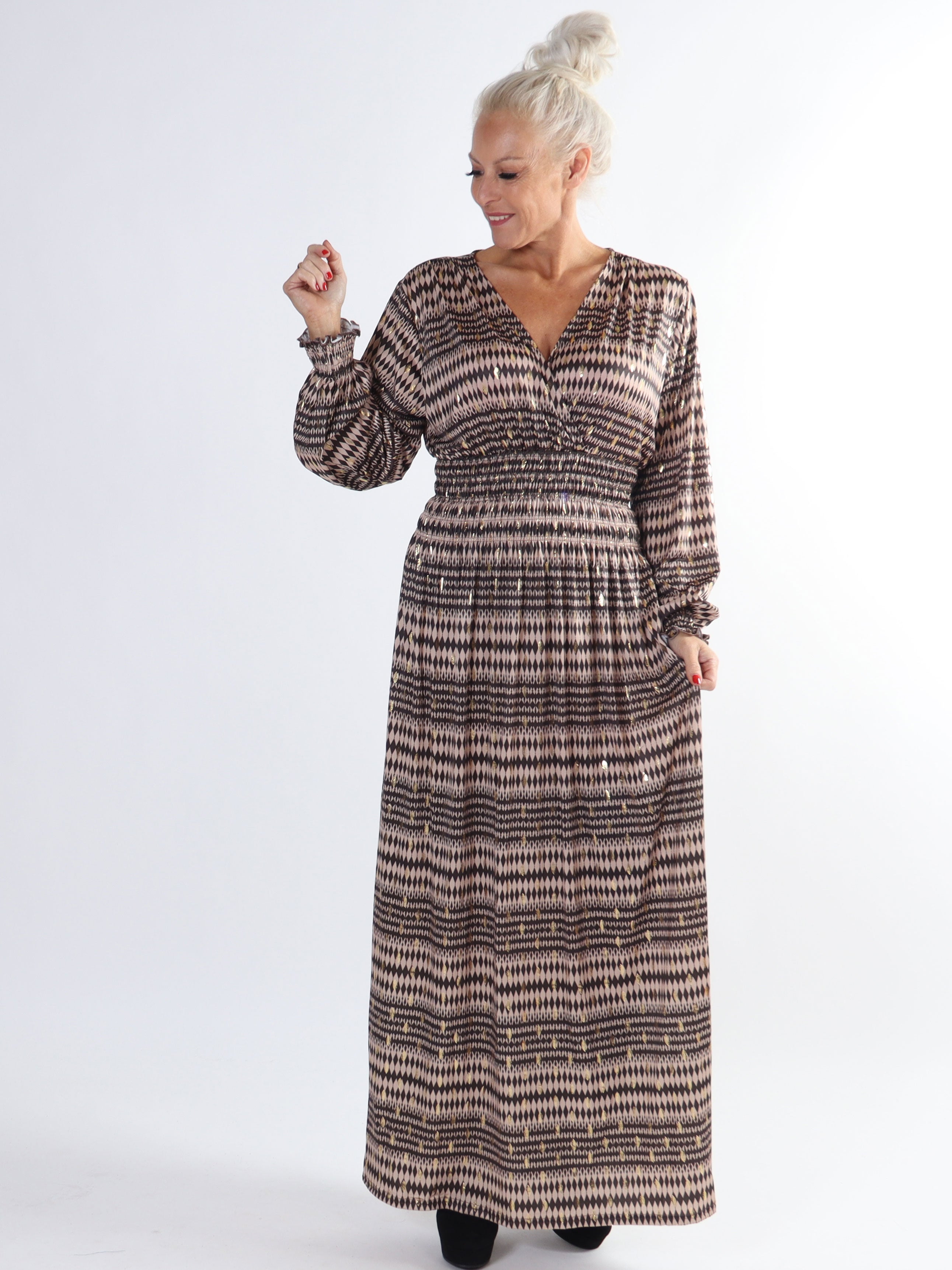 Pams Stripe L/S - Plus size mønstret kjole med gulddetaljer